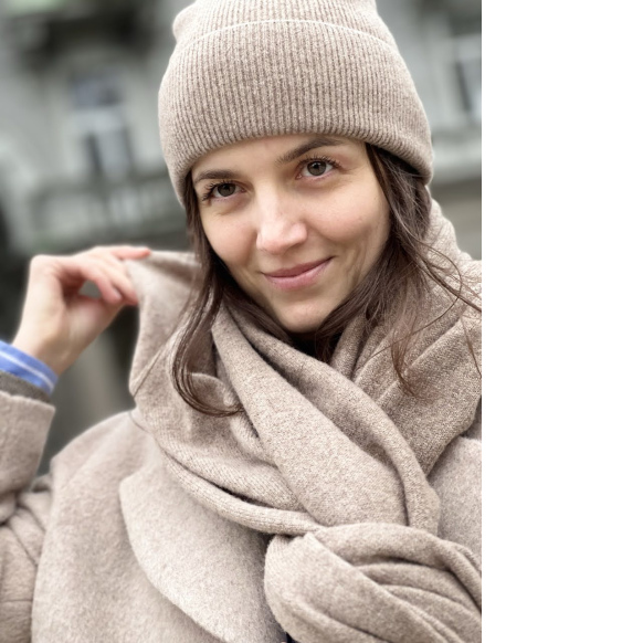 В’язана шапка бежевого кольору з кашеміру та вовни В’язана шапка бежевого кольору з кашеміру та вовни